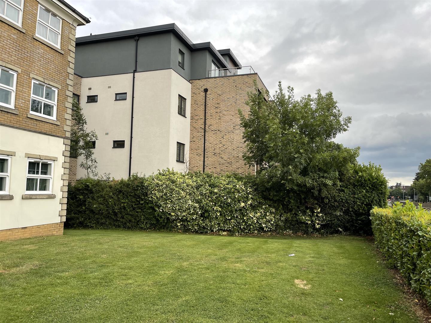 2 bed property in Great North Way, London